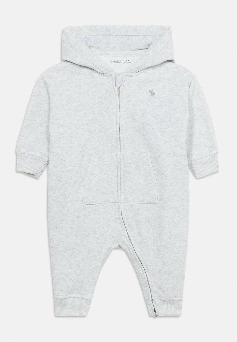 Lysegrå hettejakke til baby med glidelås foran, lange ermer, ribbestrikkede mansjetter og liten brodert logo på brystet.