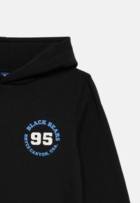 Čierna mikina s klokaním vreckom. Obsahuje kruhový potlač s nápismi "BLACK BEARS," "95," a "BRYCE CANYON, USA" v bielej a modrej farbe.