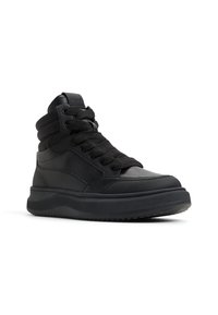 Zapatillas altas negras hechas de cuero texturizado y malla. Presentan un collar acolchado, cordones negros y una suela de goma gruesa con dibujo.