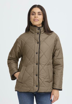 Brun quiltet jakke med høj krave, sorte knapper og kant. Har sidelommer og et diamantmønster på stoffet.