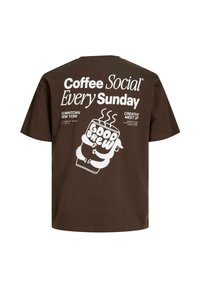 Pruun puuvillane T-särk valge graafilise trükiga, millel on tekst: "Coffee Social Every Sunday" ja aurav tassi kujutis. Lihtne, vaba lõige.