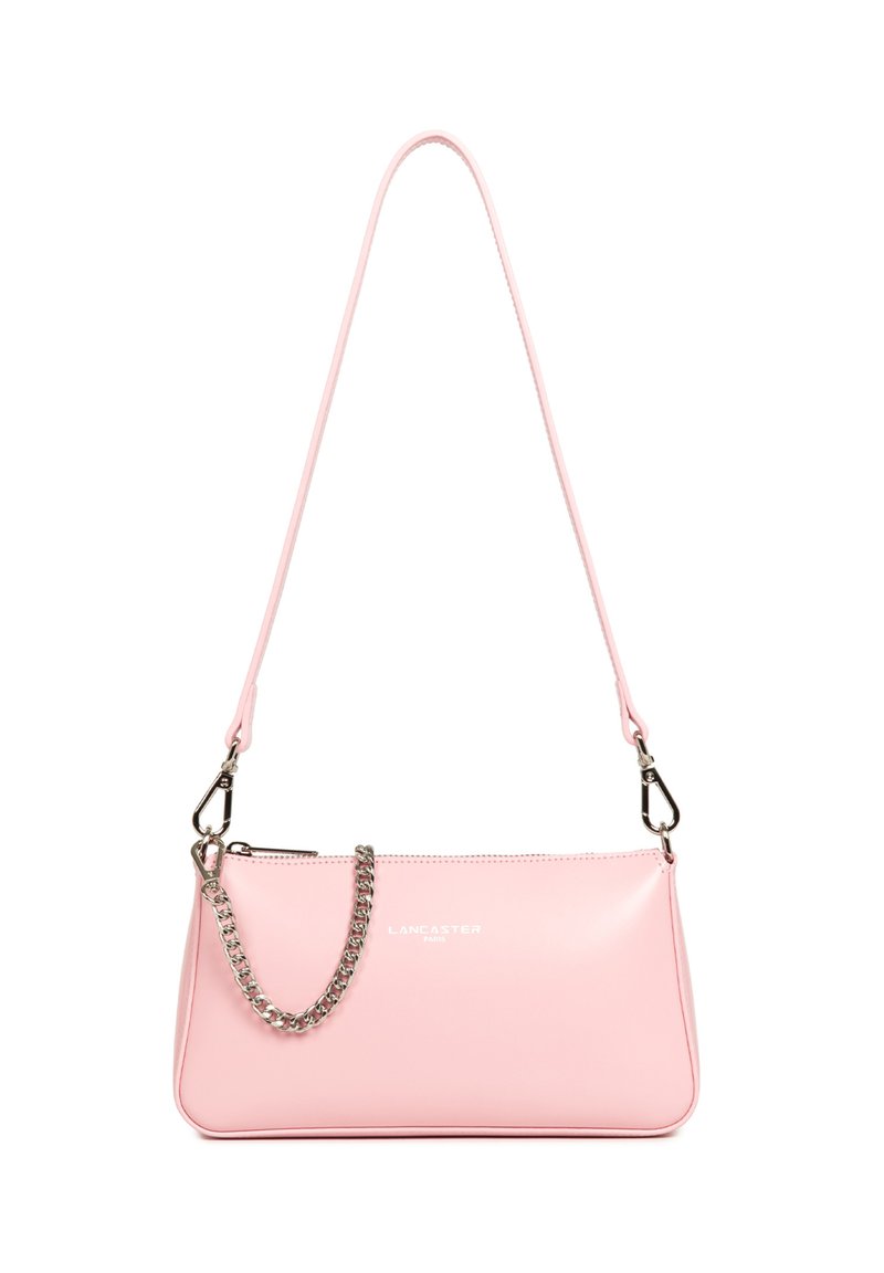 Borsa a tracolla in pelle rosa con forma rettangolare, accentata da una catena metallica, tracolla regolabile e apertura con zip. Logo sul davanti.
