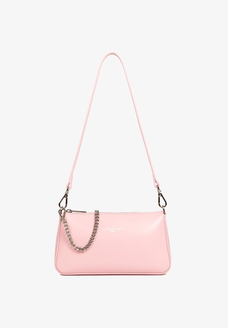 Borsa a tracolla in pelle rosa con forma rettangolare, accentata da una catena metallica, tracolla regolabile e apertura con zip. Logo sul davanti.
