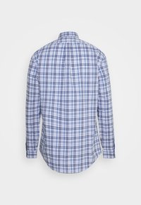 Langärmeliges Hemd mit Knöpfen, blau-weiß kariertes Muster, Rückansicht vor einfarbigem Hintergrund.