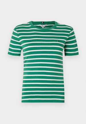 T-shirt listrada em verde e branco com decote redondo e mangas curtas. Apresenta um pequeno logo no peito. Material de algodão macio.
