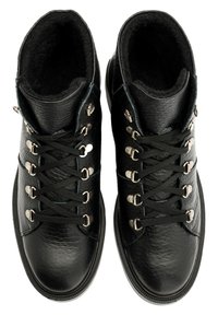 Stivali ankle in pelle nera con superficie testurizzata, occhielli in metallo e lacci neri. Presentano una punta tonda e un interno imbottito.