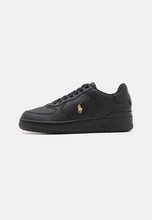 Czarny niskoprofilowy sneaker z teksturowanej skóry, z wiązaniem na sznurowadła i złotym logo Polo Ralph Lauren po bokach oraz na tylnym stabilizatorze pięty.