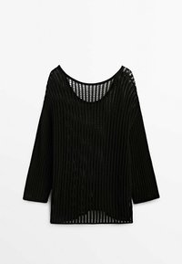 Zwarte gebreide trui met een losse, open structuur, brede halslijn en driekwartmouwen. Zachte textuur en een ontspannen pasvorm.