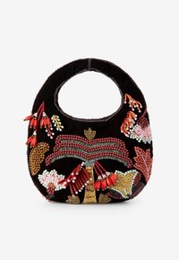Sac à main en velours noir de forme arrondie, orné de perles colorées dans des motifs floraux et abstraits. La poignée est circulaire et texturée.