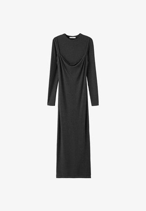 Dlhé tmavosivé šaty z mäkkej látky; majú dlhé rukávy, okrúhly výstrih a skladaný detail na prednej časti.