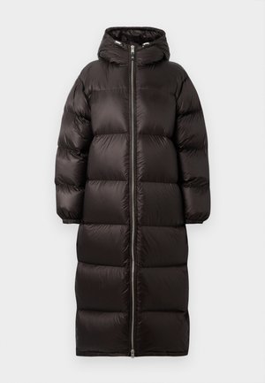 Lungo cappotto invernale nero imbottito con zip frontale completa e cappuccio, caratterizzato da cuciture orizzontali e polsini elasticizzati.