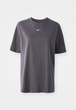 Tamsiai pilkas trumpomis rankovėmis marškinėliai, pagaminti iš švelnios medvilnės, su mažuoju baltu Nike swoosh logotipu krūtinėje ir klasikiniu apvaliu iškirpimu.