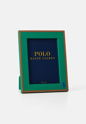 Roheline kangast fotoraam pruunide nahkdetailidega, millel on kullaga kirjutatud "POLO RALPH LAUREN", sobib 5"x7" fotodele.