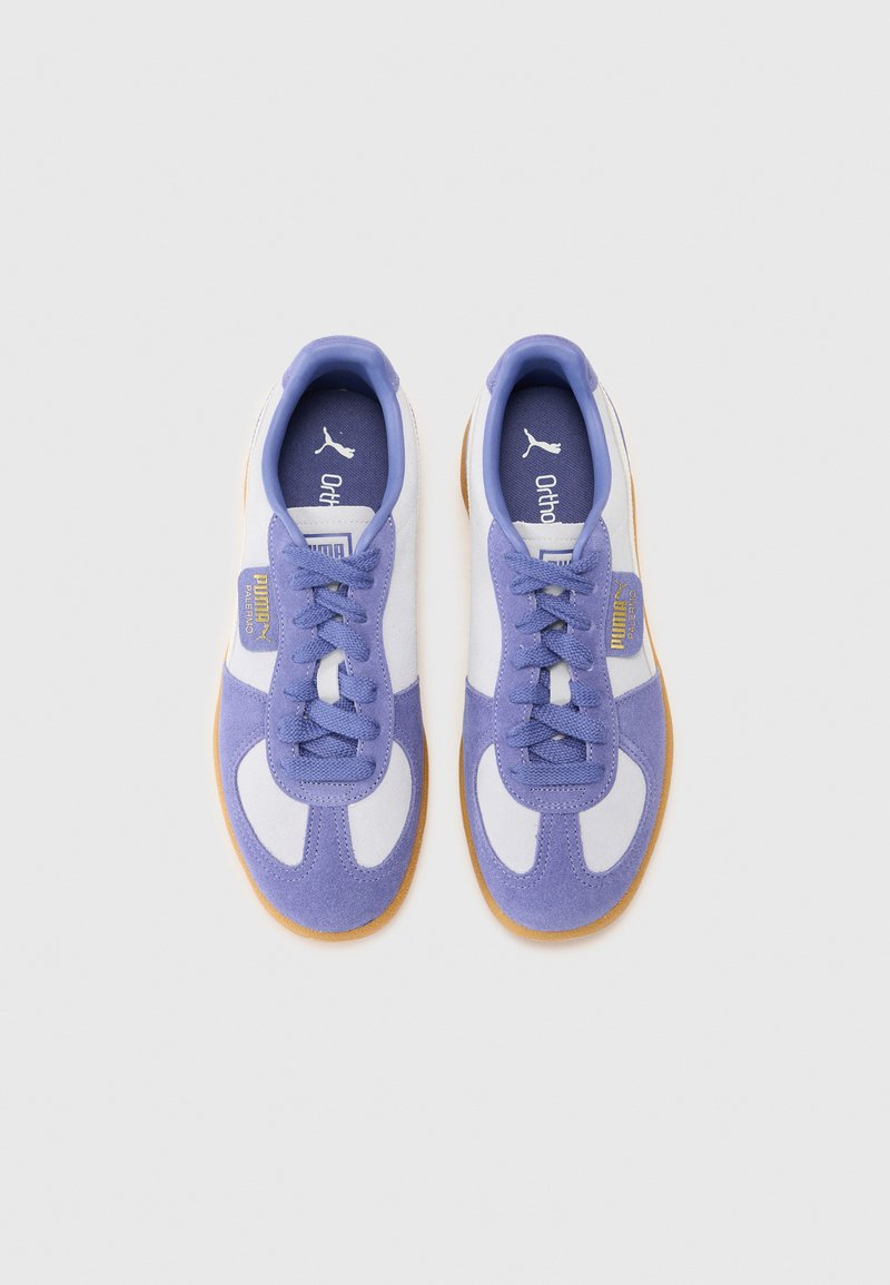Sneaker viola e bianchi con materiale scamosciato, punta rotonda, colletto imbottito e suola in gomma con accenti testurizzati.