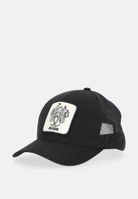 Cappello nero con pannelli laterali in rete, presenta una patch quadrata con una grafica di polpo bianco e la scritta "SEASIDE" in basso.