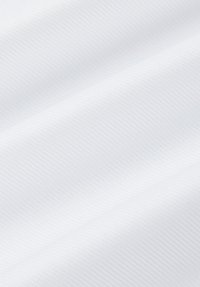 Biały materiał o fakturowanym, diagonalnym wzorze. Gładka powierzchnia z delikatnym połyskiem, złożona tak, aby ukazać warstwy i głębię.