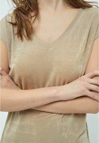 Desires BOB SHORTSLEEVE SHIMMER - Pamata T-krekls - white peony