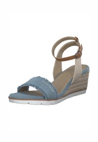 Sandalo wedge in tessuto blu con cinturino sfrangiato, cinturino alla caviglia beige, soletta beige e zeppa in tessuto intrecciato. Suola in gomma bianca con grip.
