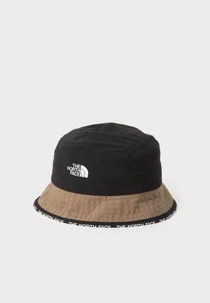 Svart og brun bøttehatt med teksturert stoff, med en hvit logo og et merket svart vevet bånd. Designet er enkelt og funksjonelt.