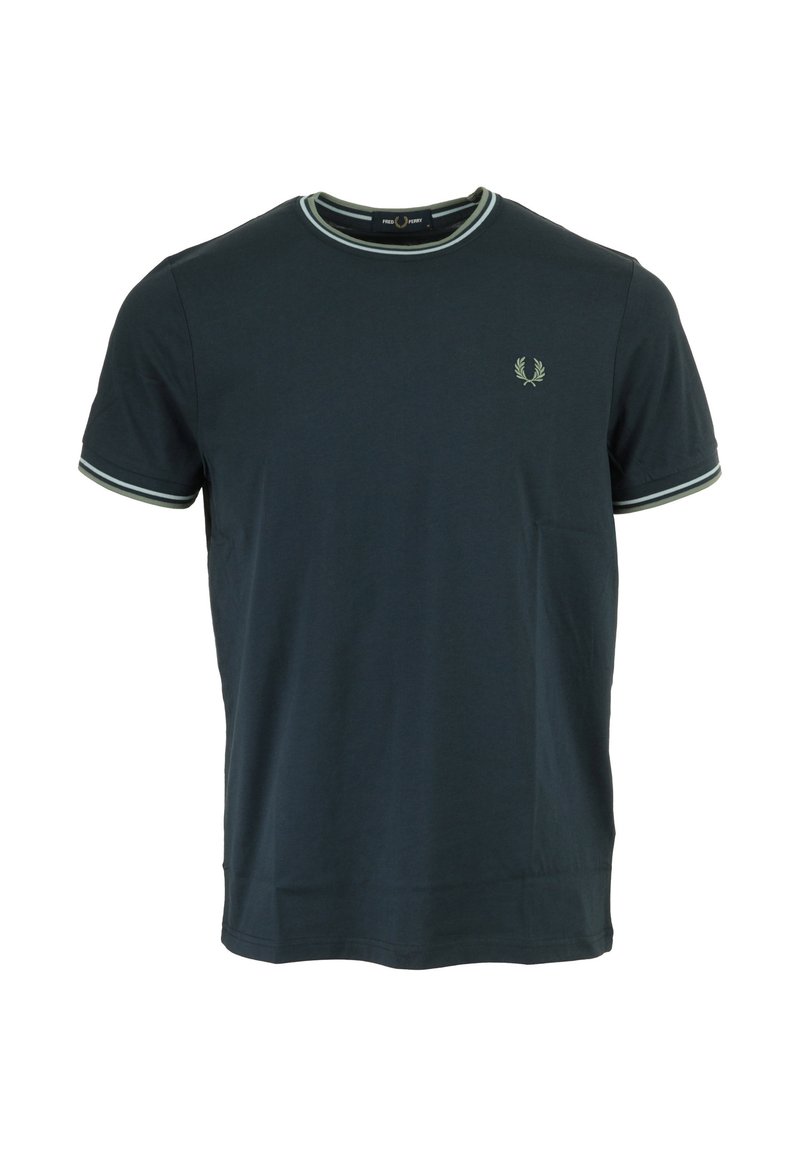 T-shirt in cotone blu scuro con scollatura rotonda, rifinitura a contrasto verde chiaro sul colletto e sulle maniche, e un piccolo logo ricamato sul petto.