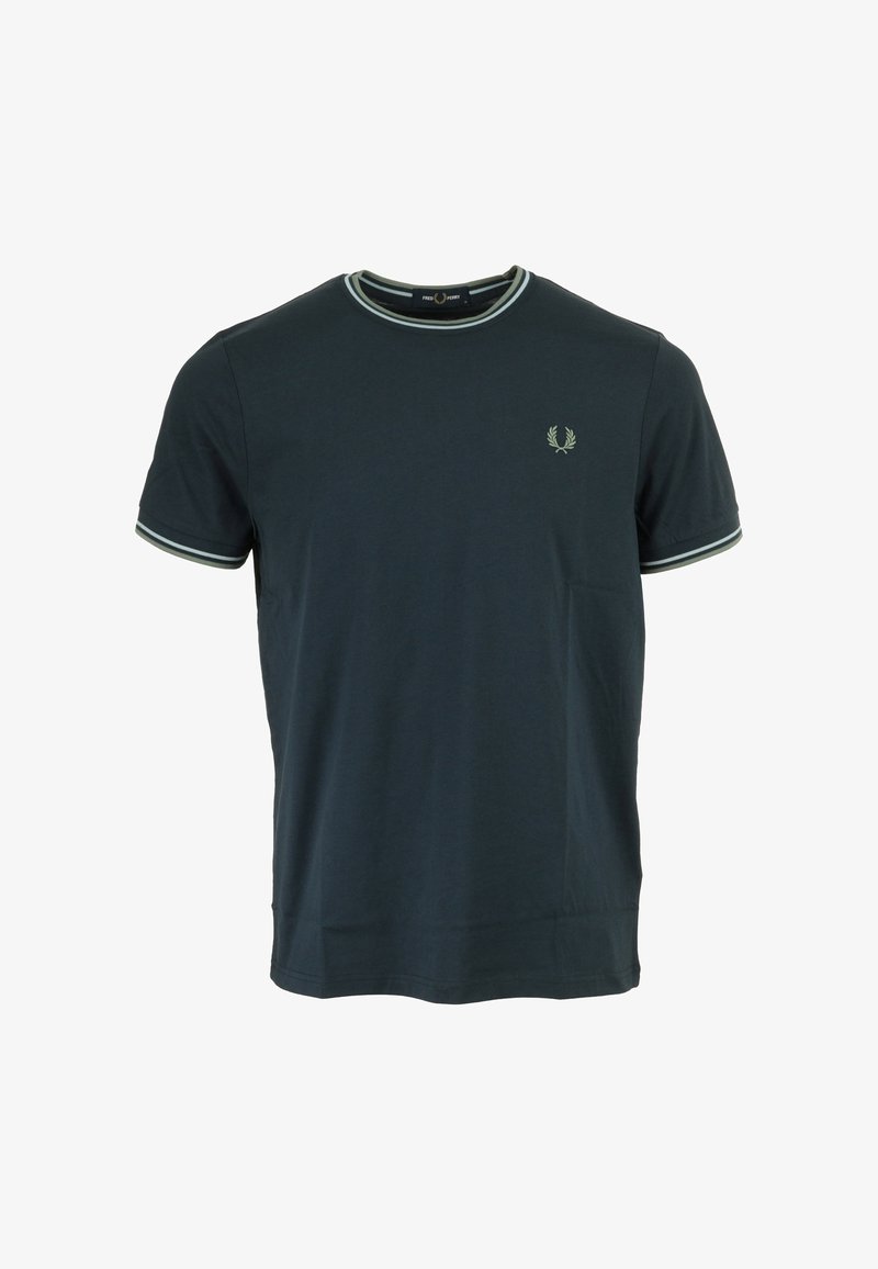 T-shirt in cotone blu scuro con scollatura rotonda, rifinitura a contrasto verde chiaro sul colletto e sulle maniche, e un piccolo logo ricamato sul petto.