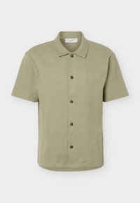 Πουκάμισο με κοντά μανίκια και κουμπιά σε ανοιχτό ελιάς χρώμα, με κλασικό γιακά και πέντε σκούρα κουμπιά μπροστά.