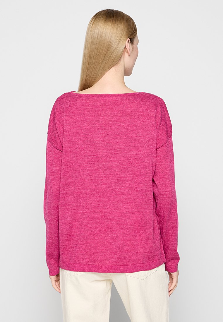Pull magenta à coupe décontractée, encolure large et épaules tombantes. Fabriqué en tissu tricoté doux et texturé avec un bas ribbée.