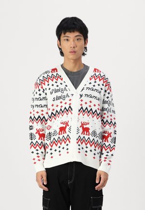 Cardigan lavorato a maglia rosso, bianco e nero con renne, motivi geometrici e chiusura a bottoni. Design con scollatura a V e polsini a coste.