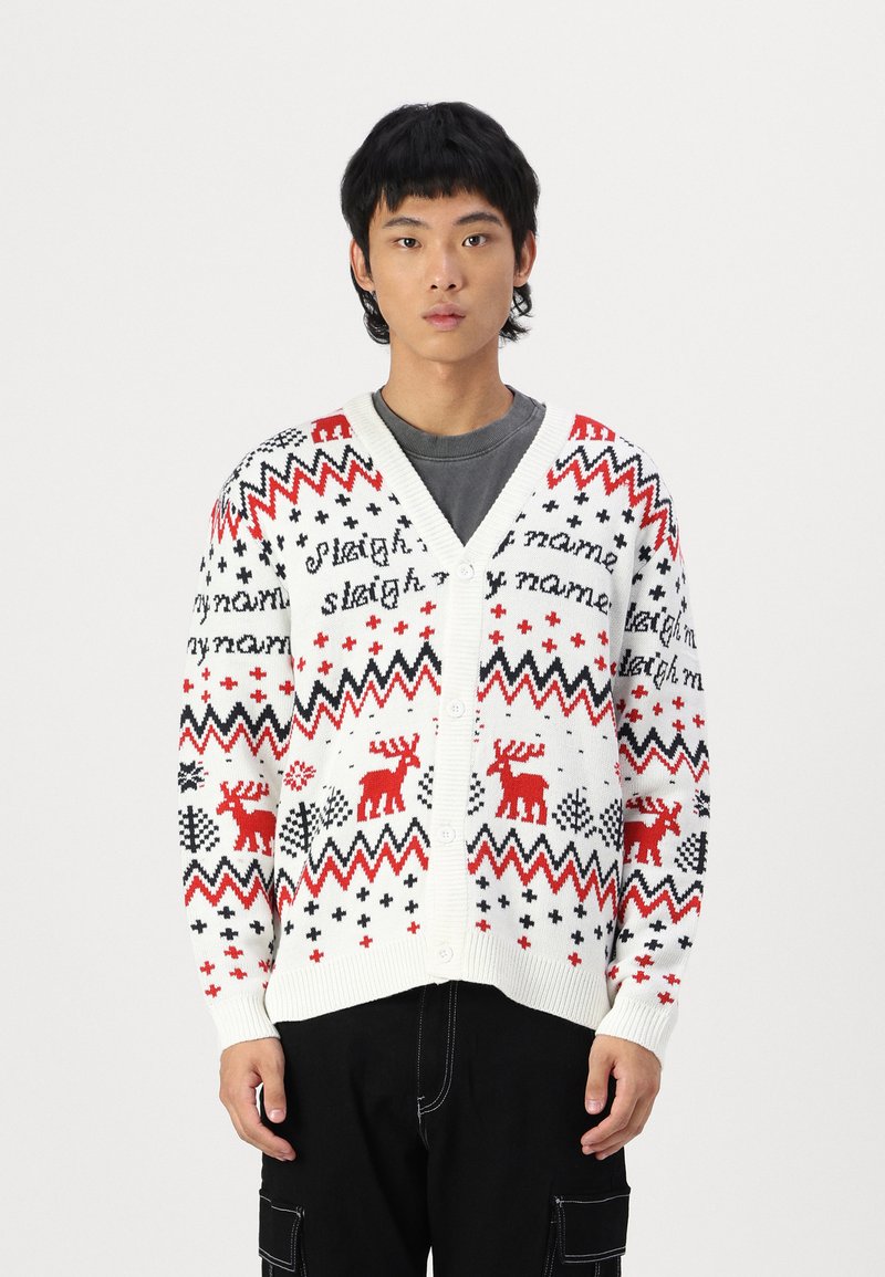 Rød, hvid og sort strikket cardigan med rensdyr, geometriske mønstre og knaplukning. V-hals design og ribbede manchetter.