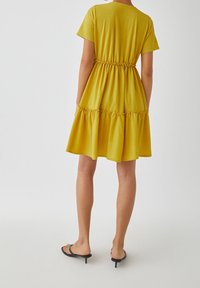 PULL&BEAR Vestido informal - yellow