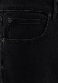 Jeans din denim negri, cu o textură netedă, având un buzunar frontal, detalii de cusătură și nasturi din metal negri.