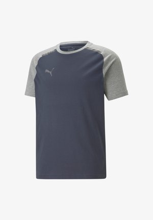 Camiseta de manga corta para hombre en azul marino con mangas raglán grises. Cuenta con un logo de PUMA en el pecho, hecha de un material de algodón ligero.