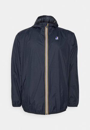 Marine regenjack met een lichtgewicht, gladde textuur, voorzien van een capuchon, een voorkant met rits, en witte en gele verticale strepen langs de rits.