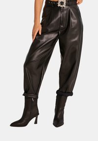 - Spodnie materiałowe