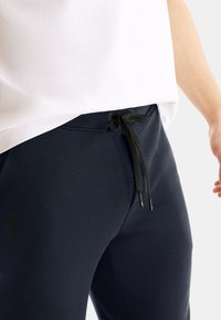 On SWEAT PANTS - Jogginghose - navy