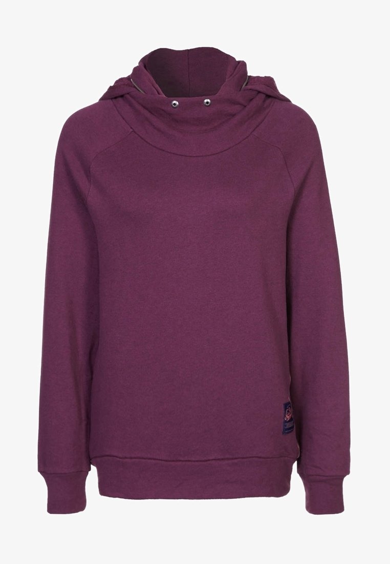 Sweat à capuche violet à manches longues avec un col haut comportant deux œillets métalliques et une petite étiquette en tissu près de l'ourlet inférieur à l'avant côté droit.