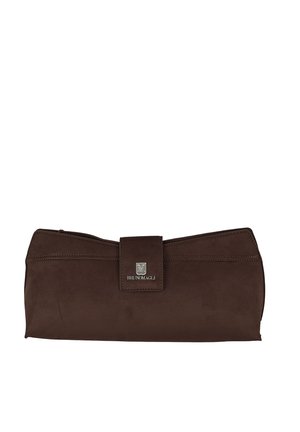Braune Wildleder-Clutch mit Klappe und silbernem Bruno Magli-Logo, zentriert auf der Vorderseite.