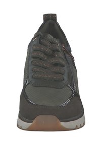 Sneaker verde scuro con parte superiore testurizzata, lacci prominenti e cerniera laterale. Materiali in suede e sintetici, suola in gomma con grip.