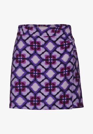 Paarse patroon rok met een geometrisch ontwerp in tinten lavendel en diep paars, gemaakt van lichtgewicht, gestructureerde stof.