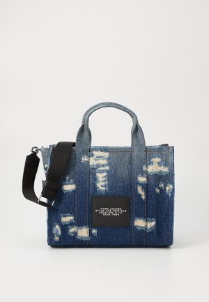 Jeans tote taske med slidte lapper, dobbelte korte håndtag, justerbar sort rem og et sort designerlogo-patch.