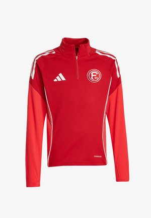Rød langærmet sportstrøje med hvide striber på skuldrene, F95-logo på venstre bryst, Adidas-logo på højre bryst og kvart lynlås i kraven.