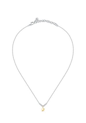 Collana in argento con un piccolo pendente a forma di stella dorata, texture liscia e chiusura con catena di lunghezza regolabile.