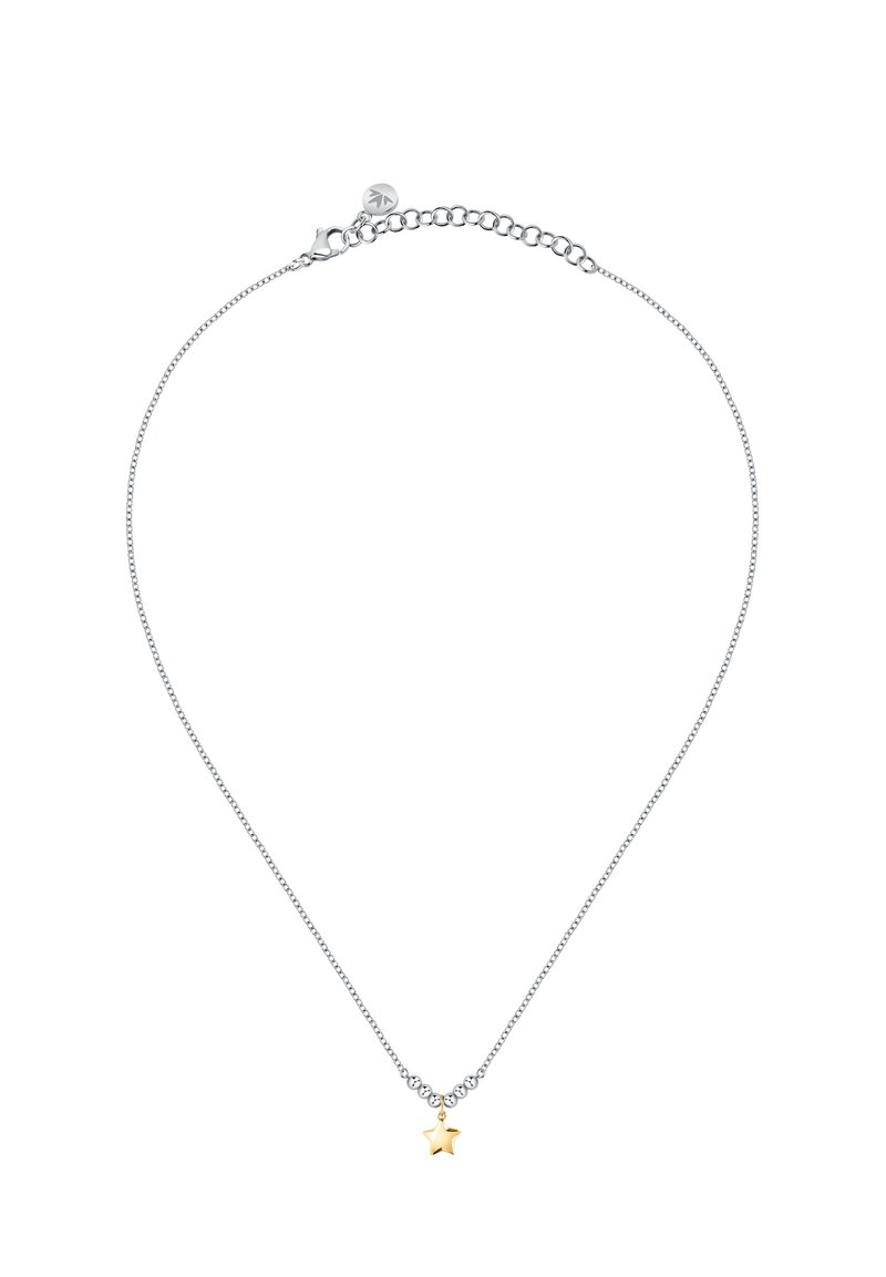 Collana in argento con un piccolo pendente a forma di stella dorata, texture liscia e chiusura con catena di lunghezza regolabile.
