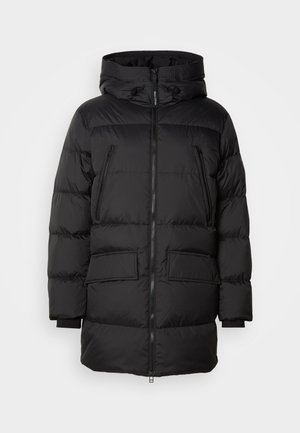 Geacă matlasată neagră cu fermoar frontal, buzunare duble mari în față și glugă. Prezintă manșete striate și textură matlasată.