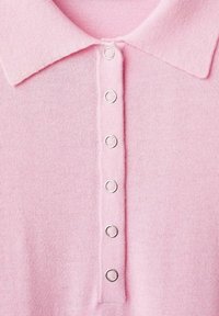 Rosa gestricktes Poloshirt mit flachem Kragen und sechs silbernen runden Knöpfen auf der Vorderseite. Die Stoffstruktur ist weich und glatt.