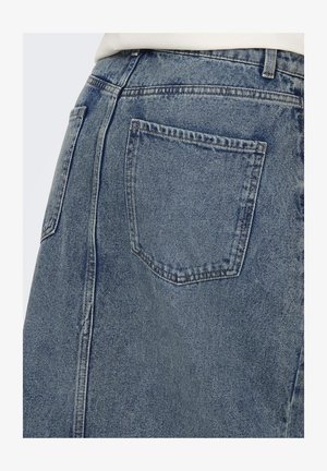 Denim seelik, millel on helesinine värvus, põlvini ulatuv disain ja tagatasku klassikalise ristküliku kuju ning õmblustega aktsendid.