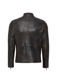 Bruine leren jas met een hoge kraag, gequiltte schouderdetails en ritsmanchetten. Textuurafwerking en panelenstiksel zijn zichtbaar.