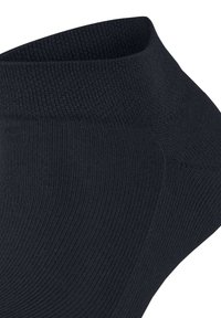 Schwarze Knöchel-Socke mit gerippter Textur, elastischem Bund und figurnaher Passform. Der Stoff wirkt glatt und dehnbar, geeignet für Freizeitkleidung.
