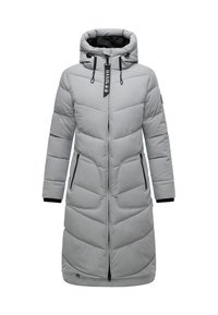 Manteau matelassé gris jusqu'aux genoux avec capuche, manches longues, fermeture éclair noire, poches latérales et cordons de serrage noirs sur la capuche.