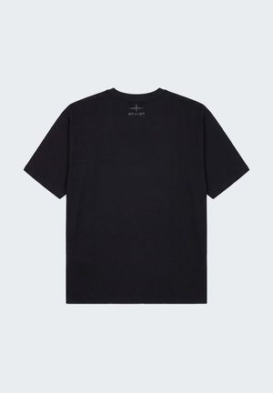 Camiseta negra de manga corta con un pequeño logo gris "PXP" y un gráfico de estrella centrados debajo del cuello en la parte trasera.